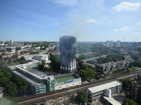 Cao ốc 27 tầng ở London đen thui sau một ngày cháy dữ dội